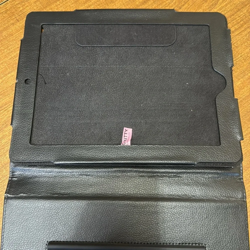 Hello Kitty iPad 2/3 Case W- Bluetooth keyboard
